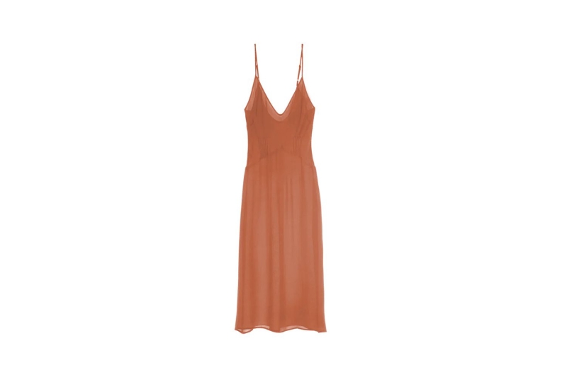 Discover the 15 best slip dresses for every occasion, combining style, comfort, and elegance, as recommended by fashion experts. From casual ones to wear under your clothes to those that can be chic evening looks, find your perfect slip.