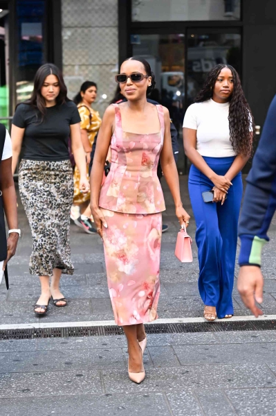 Look of the Day for August 26, 2024 features Kerry Washington in a pink skirt set with nude pumps and a pimp top handle bag.