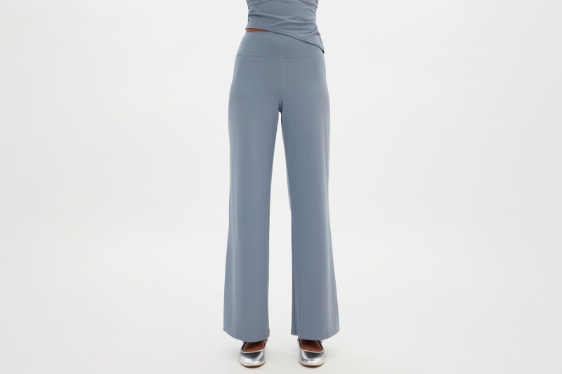 A fashion editor tested Girlfriend Collective’s JerseyLounge Straight-Leg Pants and says they’re soft, flattering, and versatile. Shop more elevated loungewear from the brand that makes Oprah’s favorite leggings.