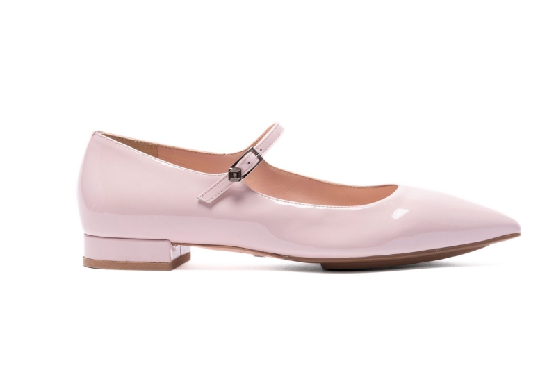 I’m a picky fashion editor who’s tried dozens of flats, but I finally found my all-time favorite style in Scarlett Chase’s Belle Ballet Mary Jane flats that are as comfy as sneakers. Shop my go-to flats with one game-changing detail to see why they’re worth the hype.