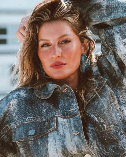 Gisele Bündchen's new campaign for Colcci and Colcci Jeans shows the supermodel in tiny white denim shorts and a denim jacket. See the full look, here.