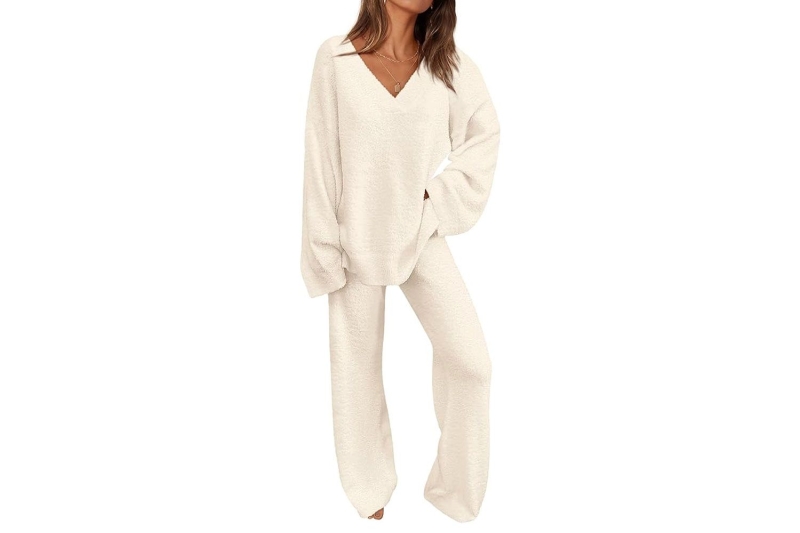 Martha Stewart wore a cozy, chic loungewear set with statement-making bell-sleeves and stylish ribbed-knit details. I found eight lookalikes at Amazon, starting at $29, so you can copy her effortless fall fashion for less.