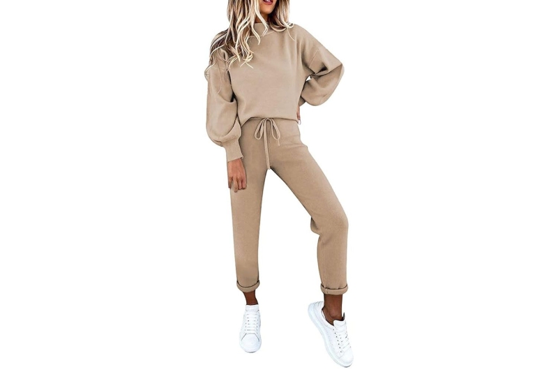 Martha Stewart wore a cozy, chic loungewear set with statement-making bell-sleeves and stylish ribbed-knit details. I found eight lookalikes at Amazon, starting at $29, so you can copy her effortless fall fashion for less.