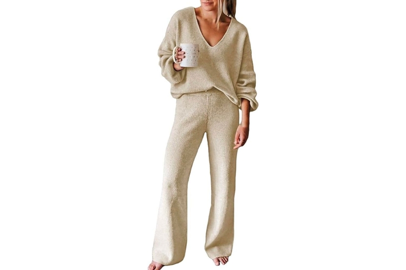 Martha Stewart wore a cozy, chic loungewear set with statement-making bell-sleeves and stylish ribbed-knit details. I found eight lookalikes at Amazon, starting at $29, so you can copy her effortless fall fashion for less.