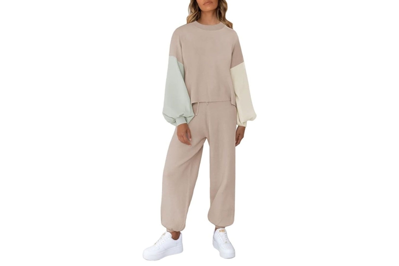 Martha Stewart wore a cozy, chic loungewear set with statement-making bell-sleeves and stylish ribbed-knit details. I found eight lookalikes at Amazon, starting at $29, so you can copy her effortless fall fashion for less.