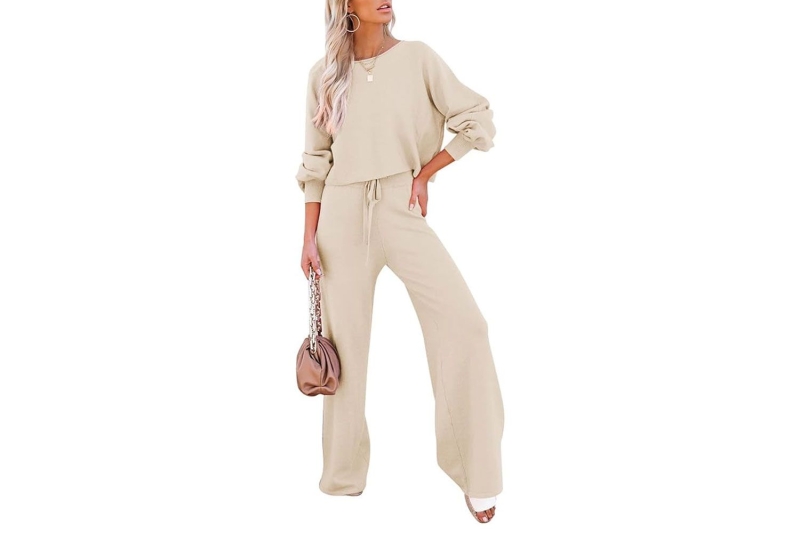 Martha Stewart wore a cozy, chic loungewear set with statement-making bell-sleeves and stylish ribbed-knit details. I found eight lookalikes at Amazon, starting at $29, so you can copy her effortless fall fashion for less.