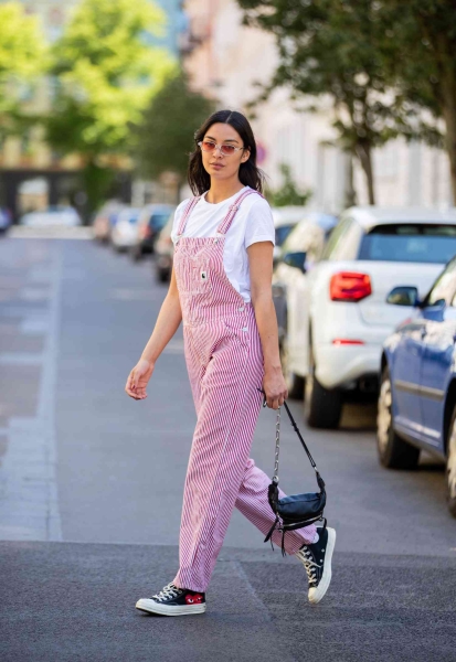 Knowing what to wear in 70 degree weather can get tricky. Check out 15 outfit ideas that are perfect for shoulder season and transitional days, here.