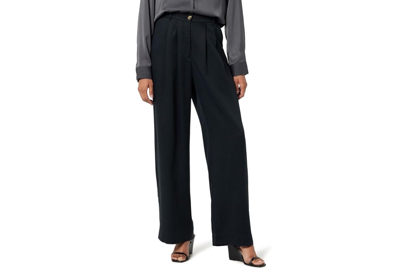 As someone with family located all over the world, my mom and I frequently travel internationally, so over the years, we’re experts on comfy clothing for flights. Shop the best wrinkle-free travel pants from Levi’s, Lululemon, Good American, and Cozy Earth.