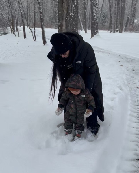 Demi Moore and her granddaughter Lou wore coordinating North Face jackets for a fun-filled day in the snow.