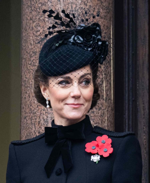 Kate Middleton's Christmas concert outfit featured a giant black velvet bow that's detachable. She first debuted the neatly-tied ribbon on Remembrance Sunday last month while wearing a black Catherine Walker coat.