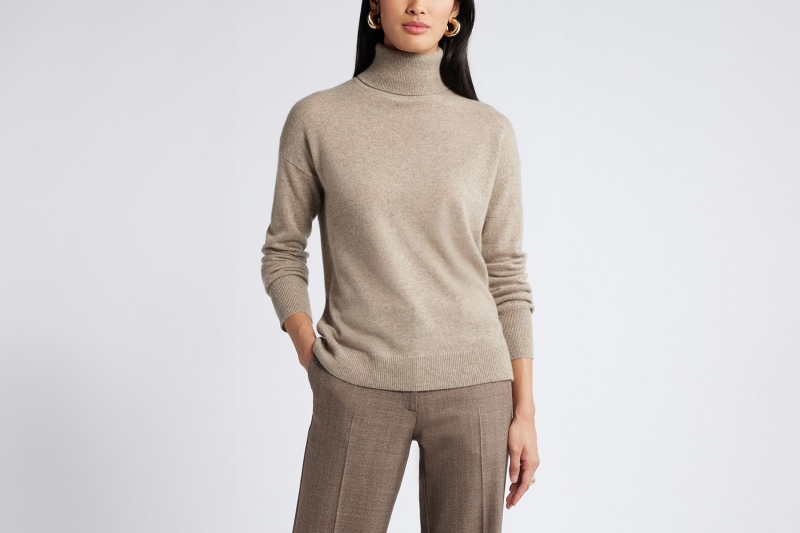 Martha Stewart wore a turtleneck sweater yet again, but this time, she paired it with metallic gold pants. Shop winter-perfect chunky knits inspired by Stewart from Madewell, Nordstrom, Free People, and J.Crew here.