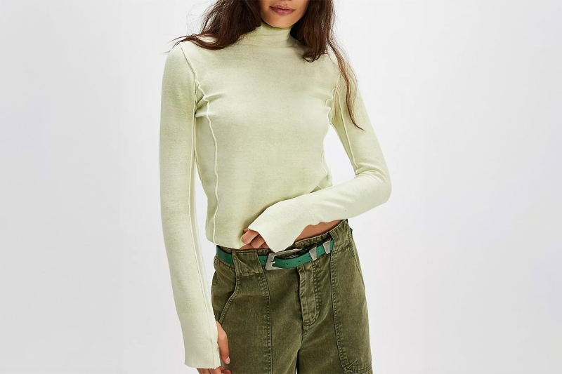 Martha Stewart wore a turtleneck sweater yet again, but this time, she paired it with metallic gold pants. Shop winter-perfect chunky knits inspired by Stewart from Madewell, Nordstrom, Free People, and J.Crew here.