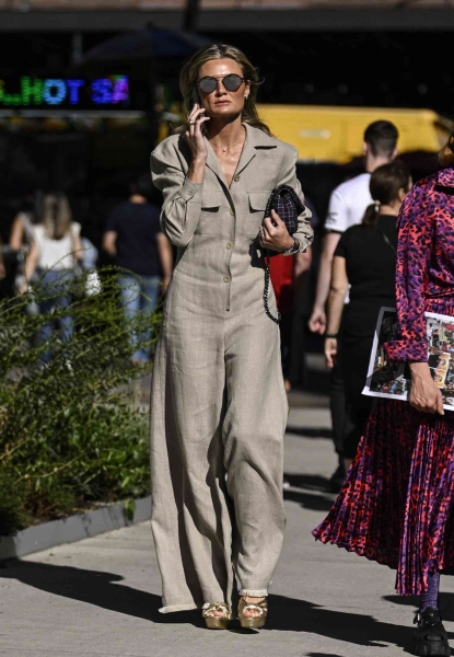 Not sure what shoes to wear with wide-leg pants? We did the outfit research for you and found the best types of shoes to wear with the trending silhouette, here.