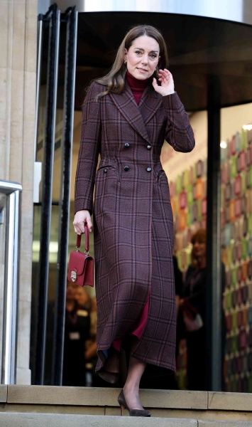 Kate Middleton wore a $3,600 Aprey Morgan bag during her visit to the Royal Marsden Hospital on January 14, 2025. Aprey previously received a warrant from Queen Elizabeth.