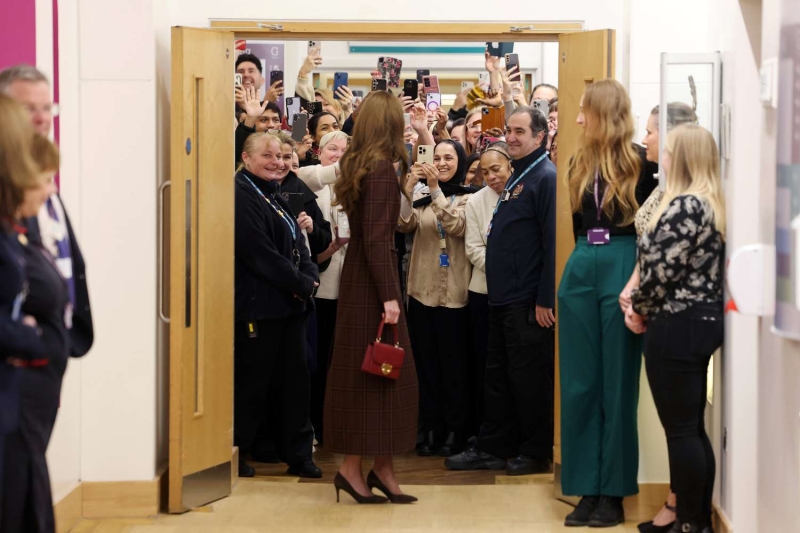 Kate Middleton wore a $3,600 Aprey Morgan bag during her visit to the Royal Marsden Hospital on January 14, 2025. Aprey previously received a warrant from Queen Elizabeth.