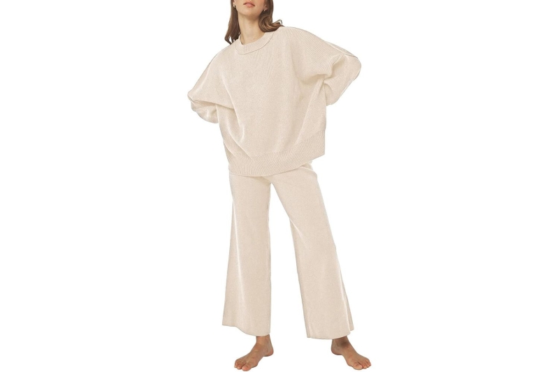 Oprah wore the knit lounge set that Martha Stewart has relied on through winter 2025. Shop similar matching sets for travel, including co-ords from Anrabess, Ekouaer, and more for under $50.