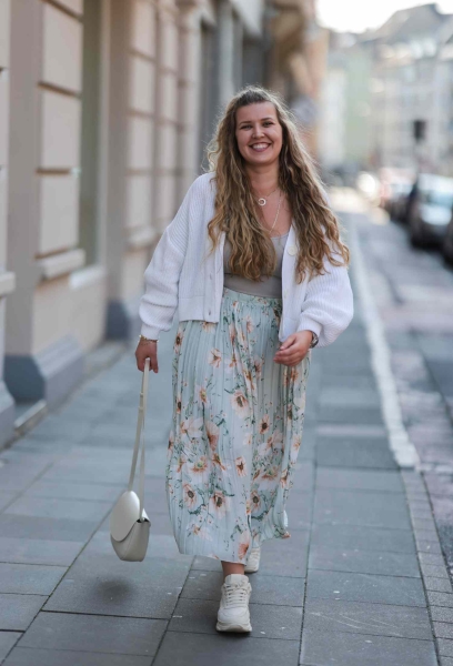 After some plus size summer outfit inspo? From breezy dresses to breathable linen pants, we're rounding up 9 of our favorite looks, here.