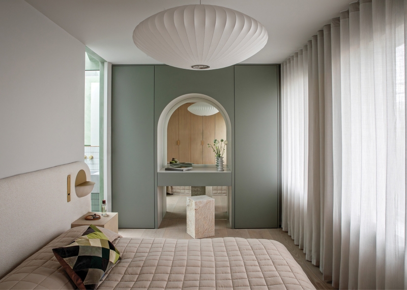 Reflective Surfaces Add Intrigue To A Fashionable Dublin Home
