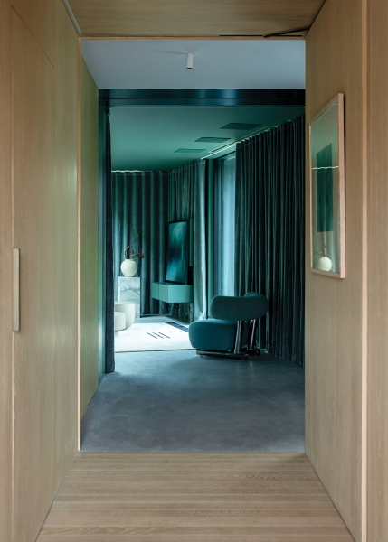 Reflective Surfaces Add Intrigue To A Fashionable Dublin Home